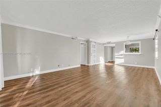 402 Lakeview Drive 201, Weston, FL 33326