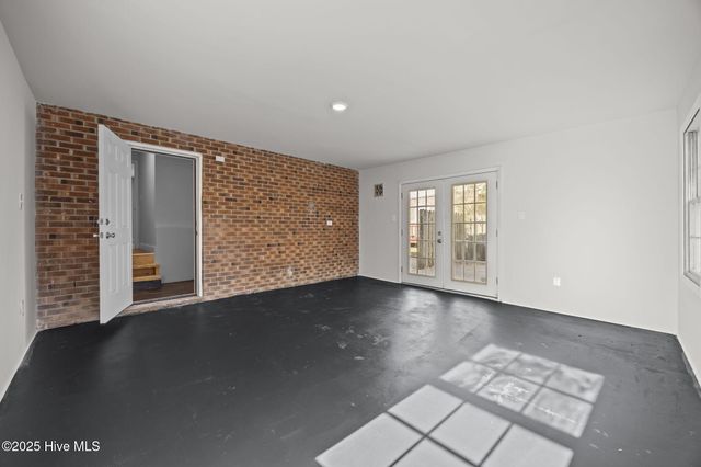 504 Oakwood Avenue, Jacksonville, NC 28546