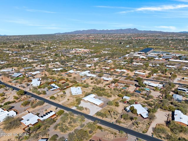 210 W Meadowbrook Drive, Oro Valley, AZ 85704