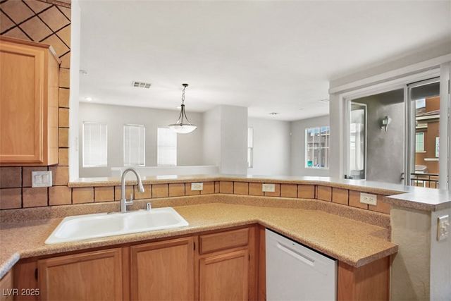 10221 Delray Beach Avenue 201, Las Vegas, NV 89129