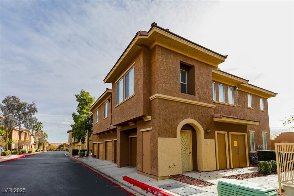 10221 Delray Beach Avenue 201, Las Vegas, NV 89129