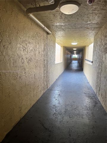 3610 NW 21st St 413, Lauderdale Lakes, FL 33311