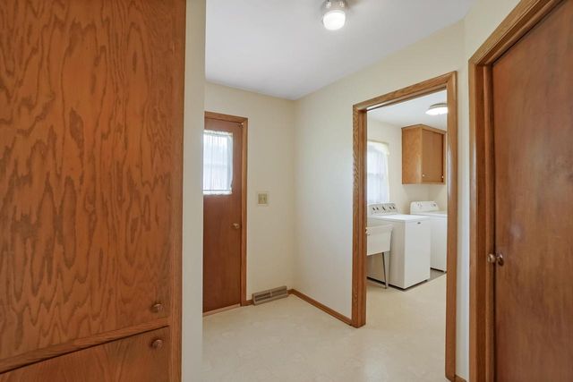 12920 W Crawford DRIVE, New Berlin, WI 53151