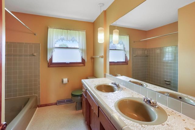 12920 W Crawford DRIVE, New Berlin, WI 53151
