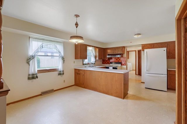 12920 W Crawford DRIVE, New Berlin, WI 53151