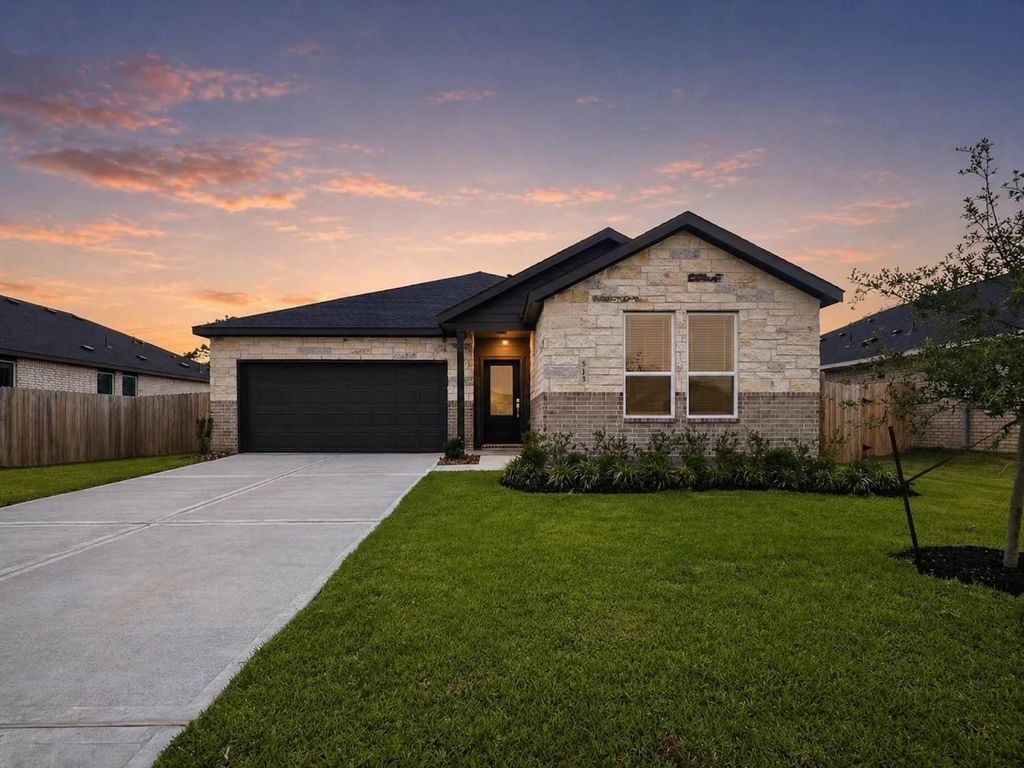 513 Robin Street, Angleton, TX 77515