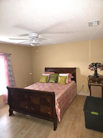 882 Palo Alto Street SE, Palm Bay, FL 32909