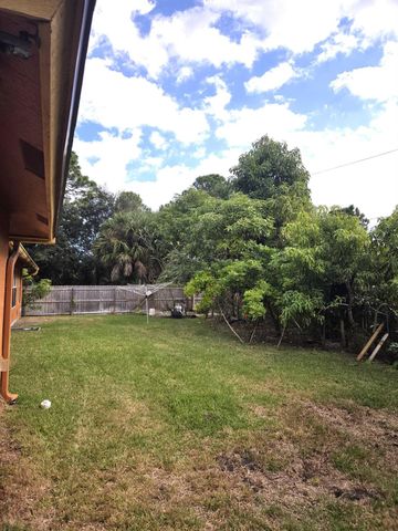 882 Palo Alto Street SE, Palm Bay, FL 32909