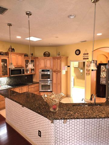 882 Palo Alto Street SE, Palm Bay, FL 32909