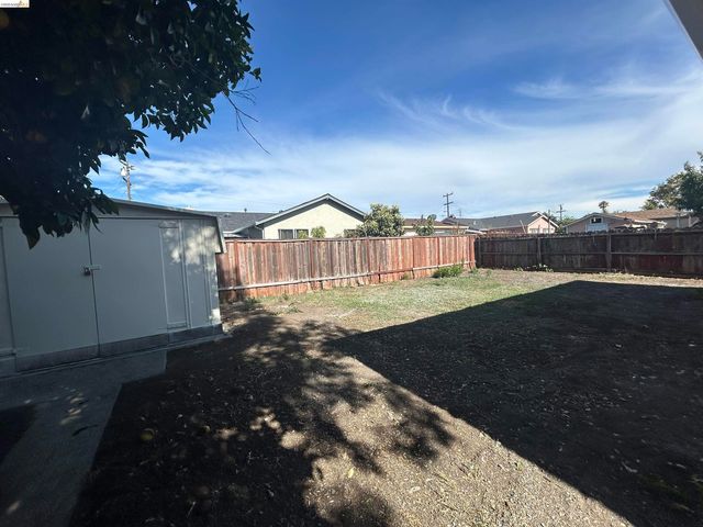 887 Linnea Ave, Ashland, CA 94580