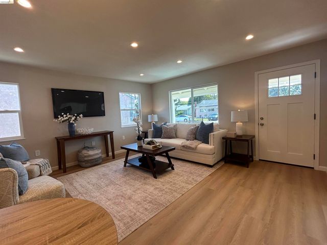 887 Linnea Ave, Ashland, CA 94580
