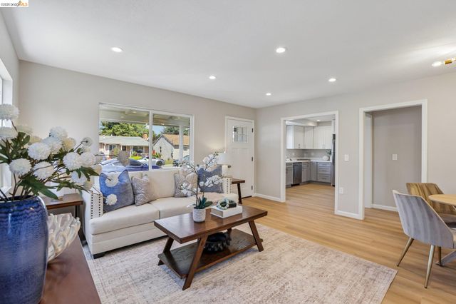 887 Linnea Ave, Ashland, CA 94580