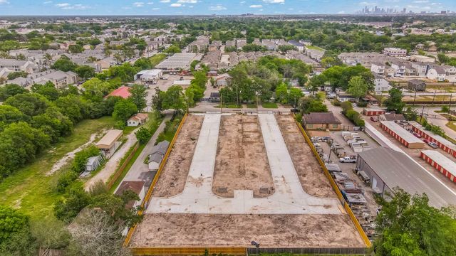 8906 Knoll Leaf Street, Houston, TX 77080