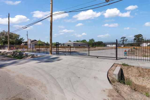 8906 Knoll Leaf Street, Houston, TX 77080