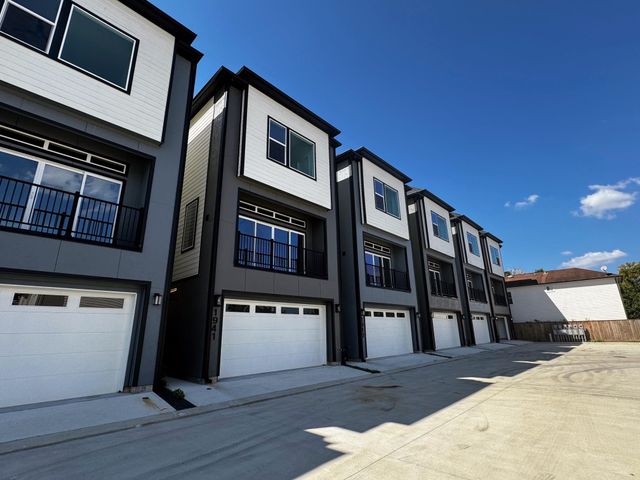 8906 Knoll Leaf Street, Houston, TX 77080