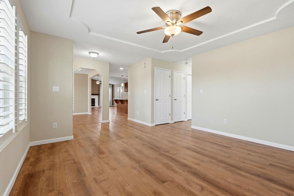 Image 11 of property listing at 702 Montecito Court, Lemoore, CA 93245