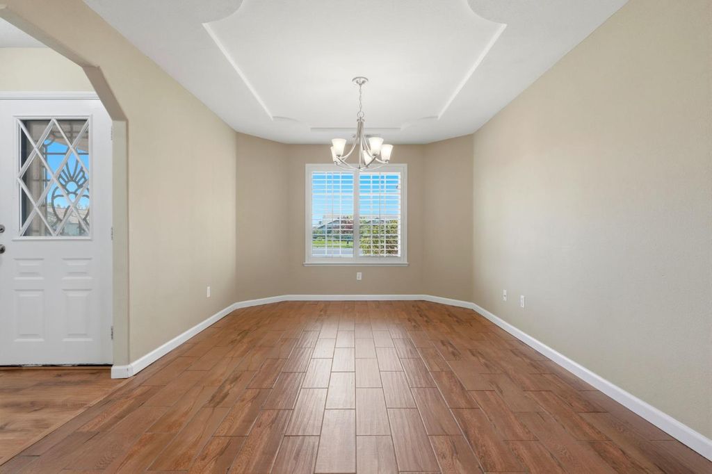 Image 14 of property listing at 702 Montecito Court, Lemoore, CA 93245