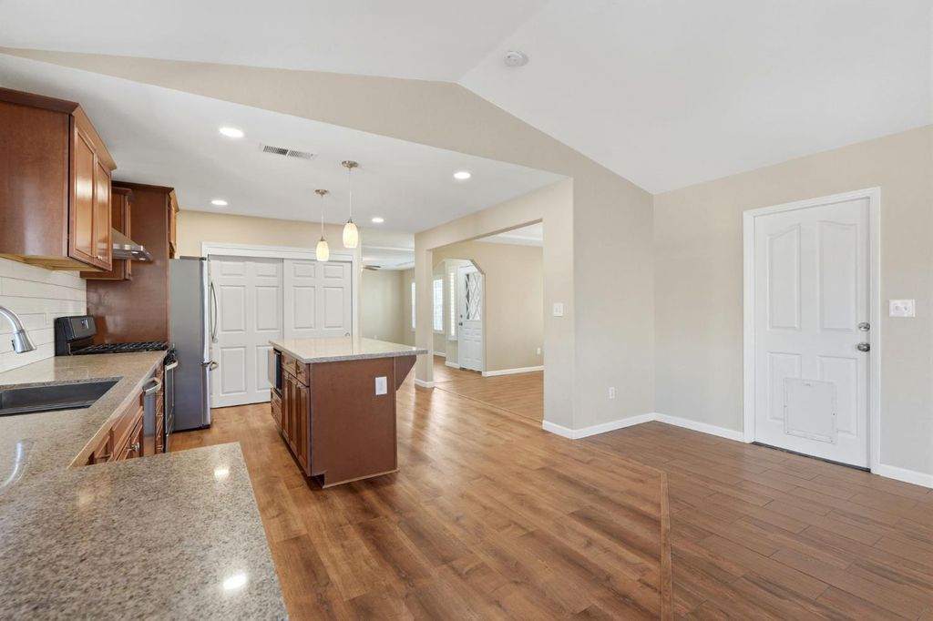 Image 20 of property listing at 702 Montecito Court, Lemoore, CA 93245