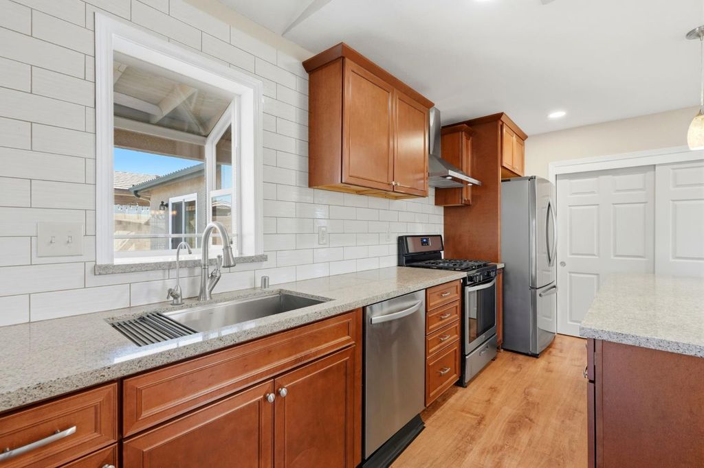 Image 21 of property listing at 702 Montecito Court, Lemoore, CA 93245