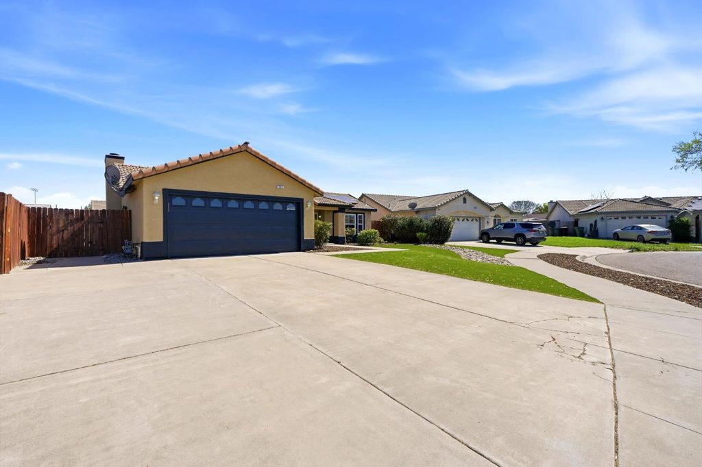 Image 3 of property listing at 702 Montecito Court, Lemoore, CA 93245