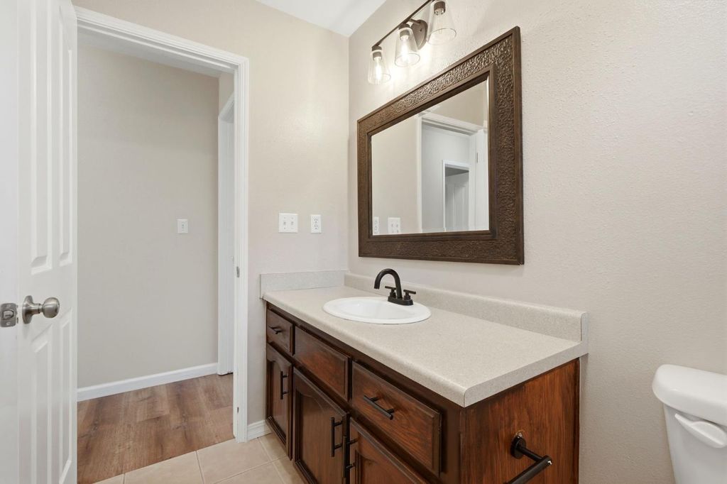 Image 33 of property listing at 702 Montecito Court, Lemoore, CA 93245