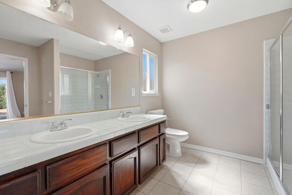 Image 38 of property listing at 702 Montecito Court, Lemoore, CA 93245