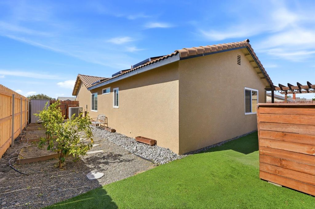 Image 42 of property listing at 702 Montecito Court, Lemoore, CA 93245