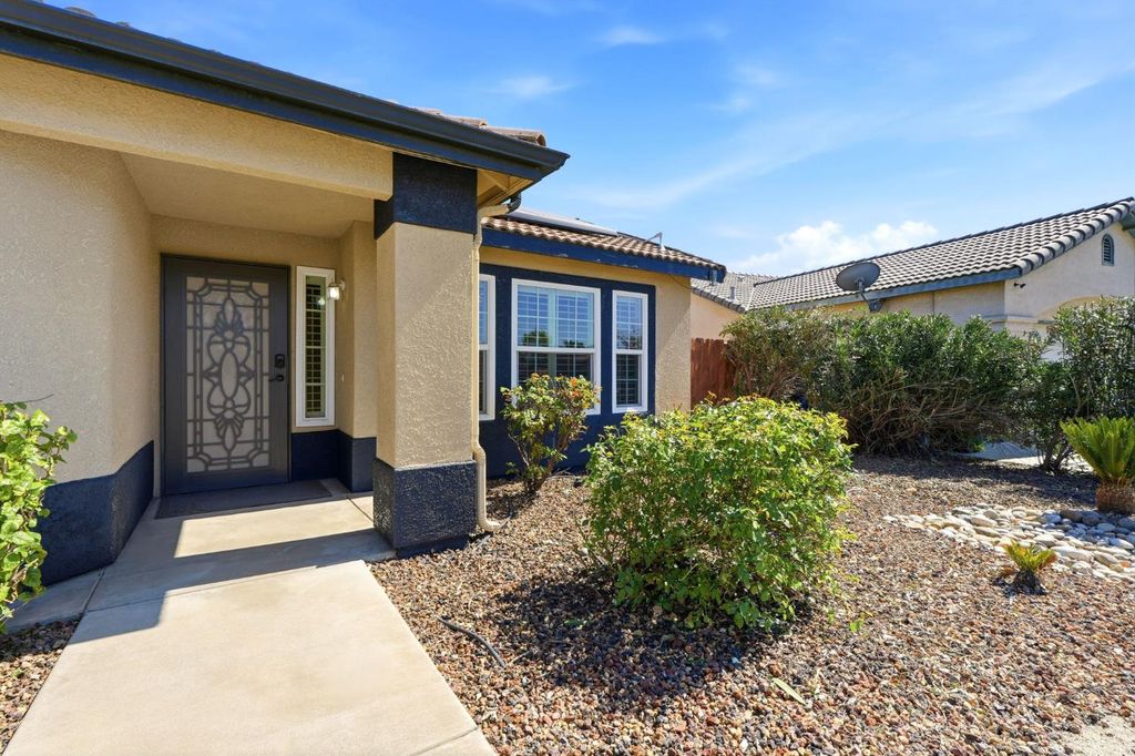 Image 6 of property listing at 702 Montecito Court, Lemoore, CA 93245