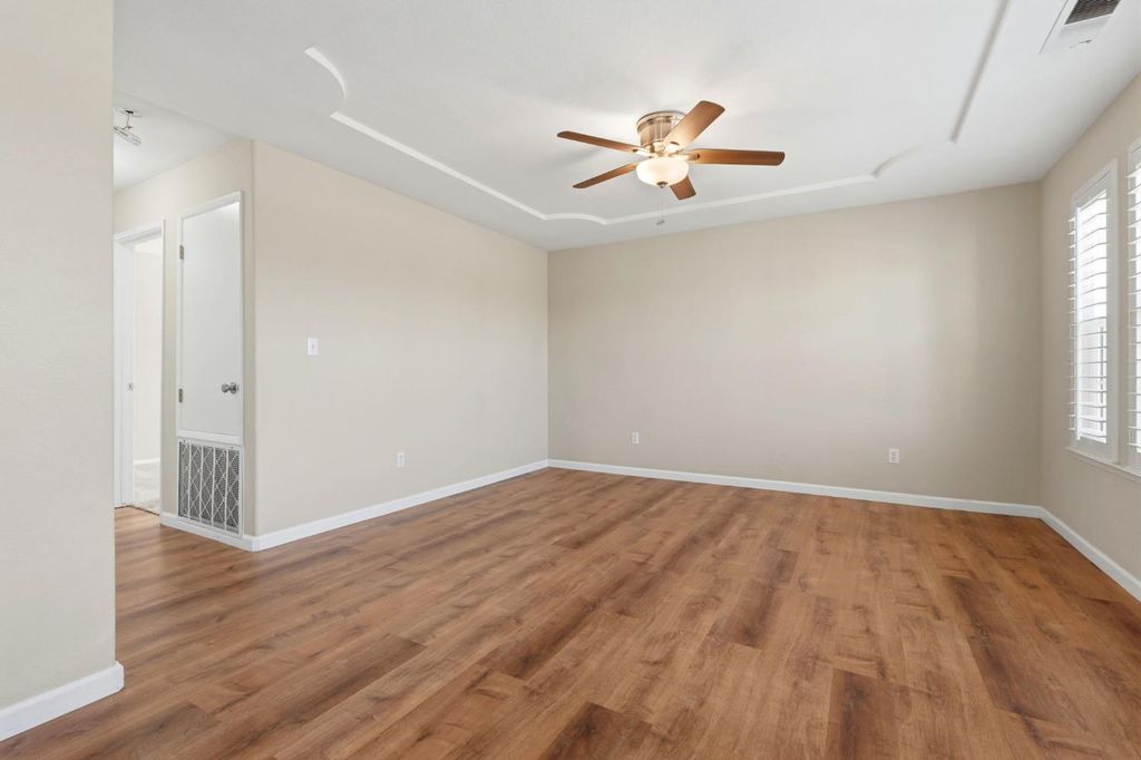 Image 7 of property listing at 702 Montecito Court, Lemoore, CA 93245