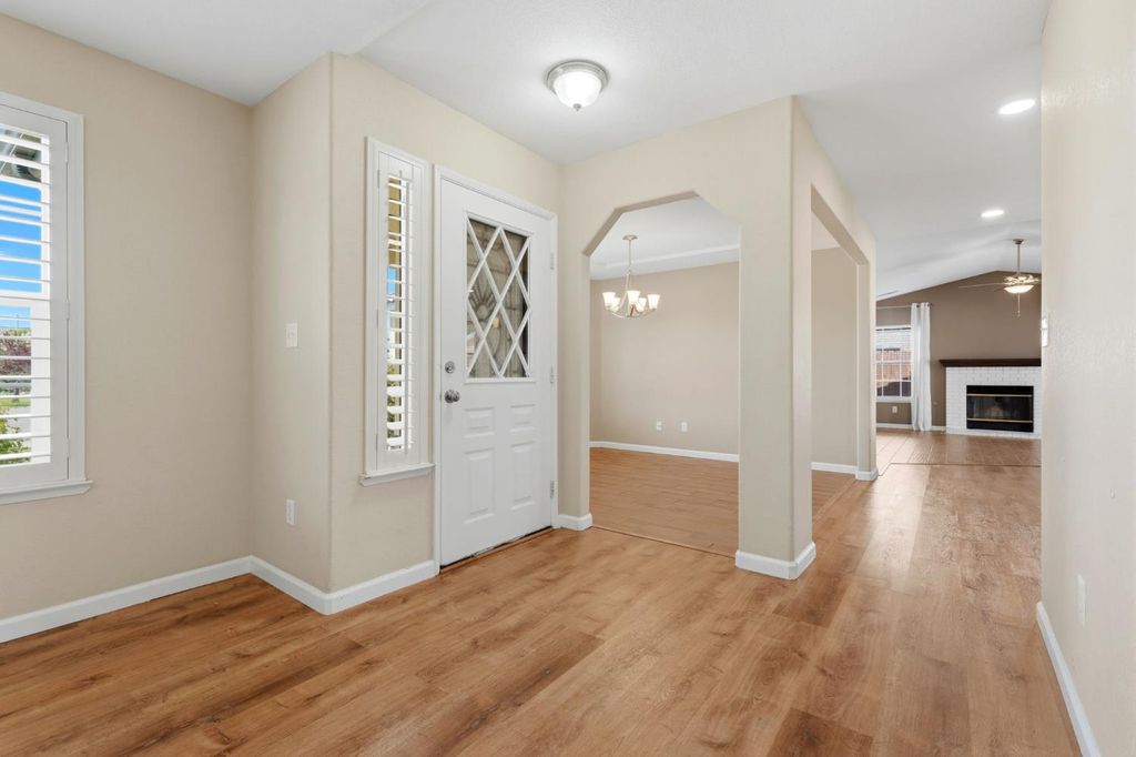 Image 8 of property listing at 702 Montecito Court, Lemoore, CA 93245