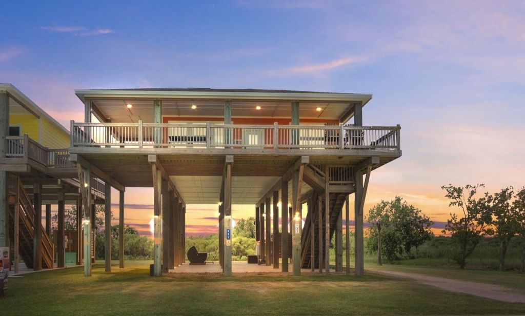 933 Magnolia Lane, Bolivar Peninsula, TX 77650