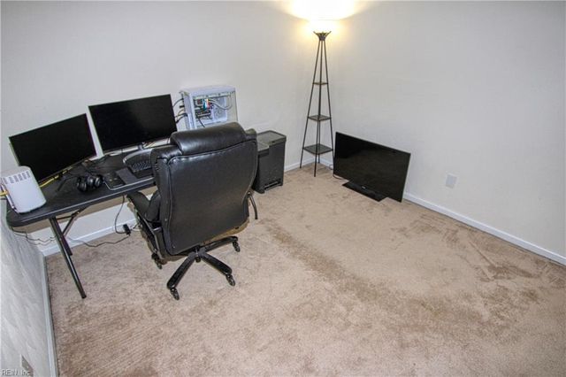 494 Trumble LN, Newport News, VA 23608