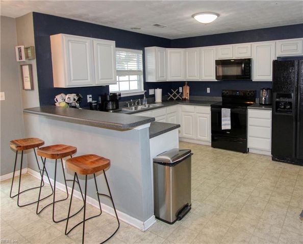 494 Trumble LN, Newport News, VA 23608