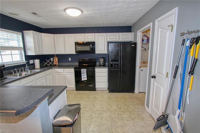 494 Trumble LN, Newport News, VA 23608