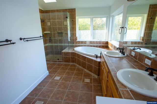 2075 NW Violet Av, Albany, OR 97321