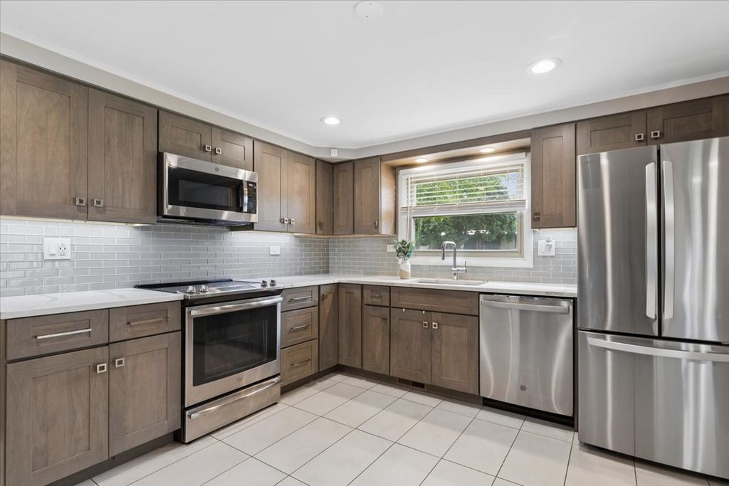 2392 MANOR Lane, Park Ridge, IL 60068 — photo 2