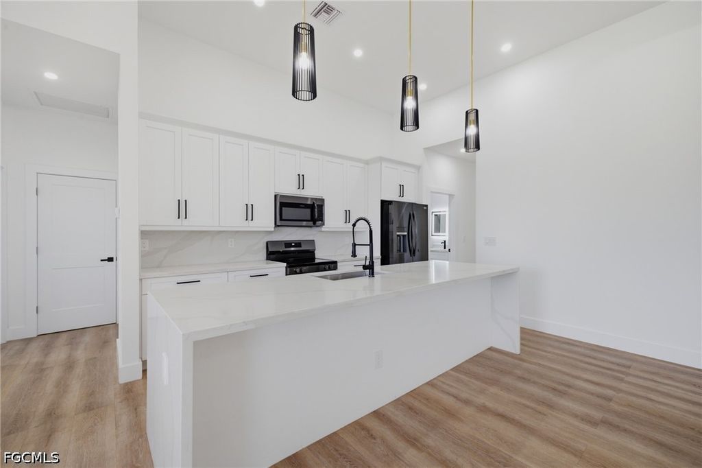 Image 11 of property listing at 2929 Diplomat PKWY W, Cape Coral, FL 33993