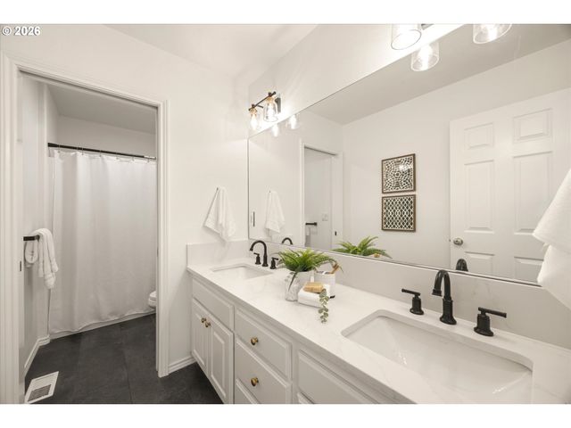 3817 Nw 120TH Ter, Portland, OR 97229