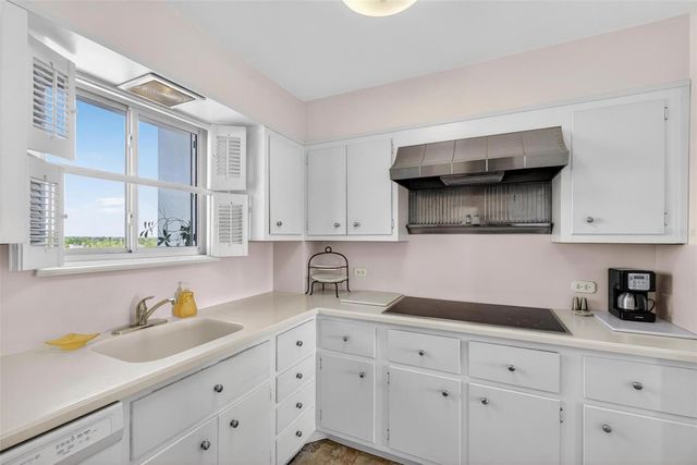 1365 SNELL ISLE BOULEVARD NE 6A, St Petersburg, FL 33704