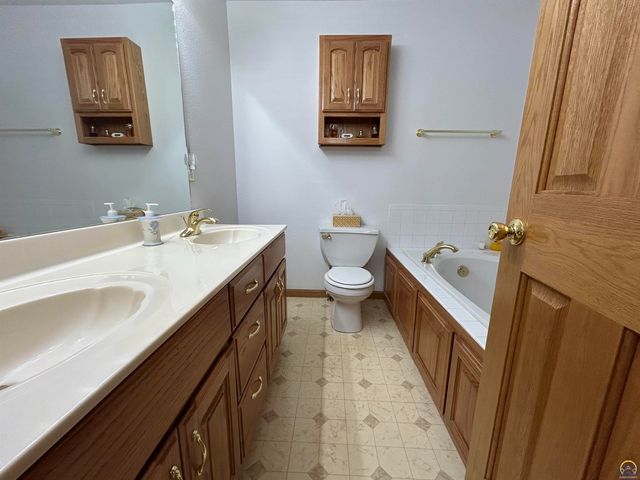 1714 SE 44th Ter, Topeka, KS 66609