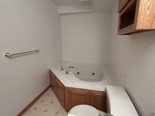 1714 SE 44th Ter, Topeka, KS 66609