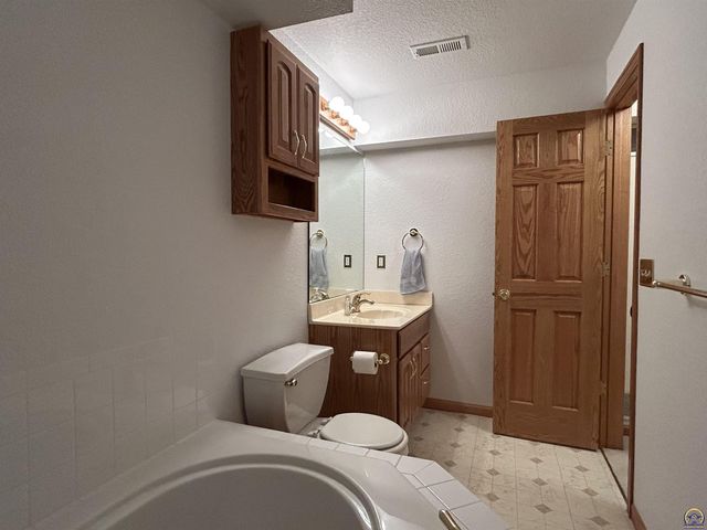 1714 SE 44th Ter, Topeka, KS 66609