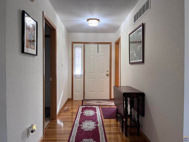 1714 SE 44th Ter, Topeka, KS 66609