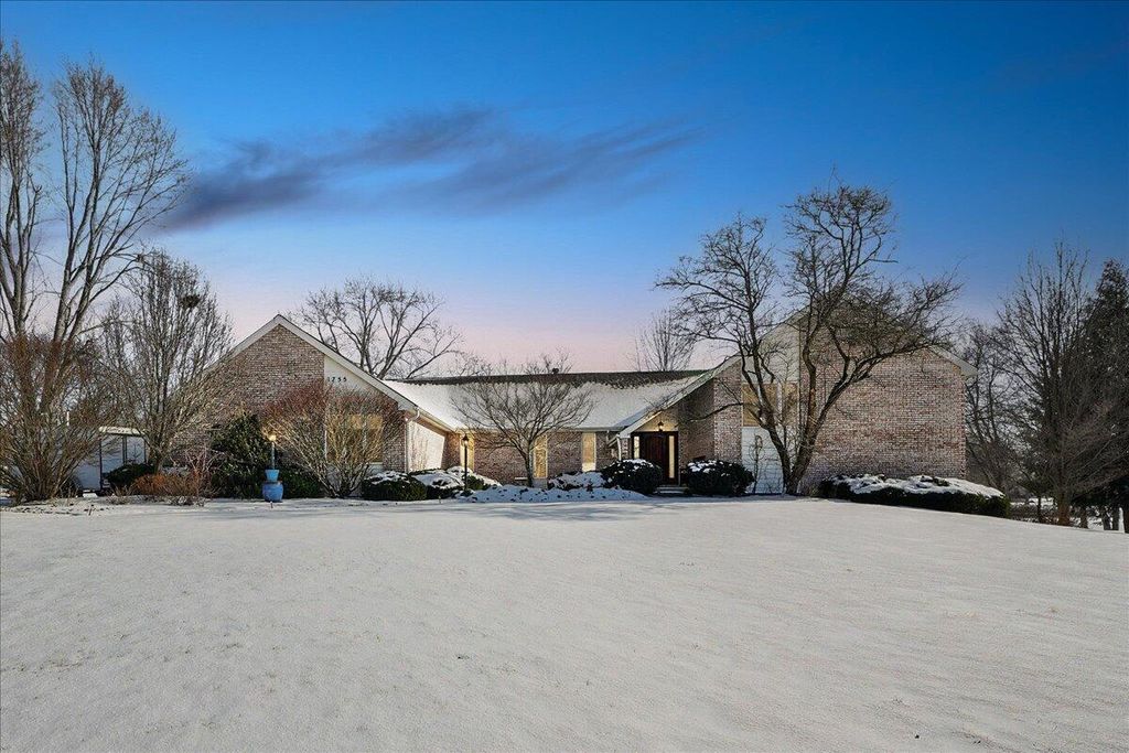 1755 Clifty Creek Court, Valparaiso, IN 46385