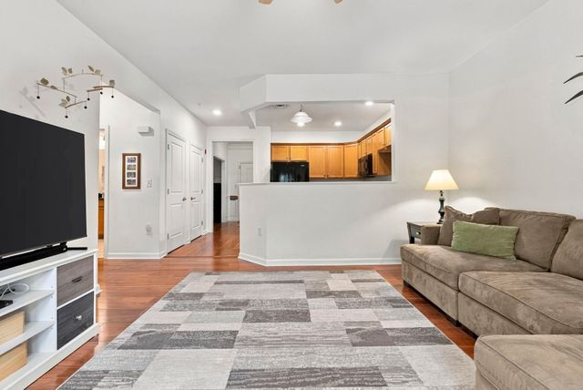 36 Augustus Ct 1002, Reading, MA 01867