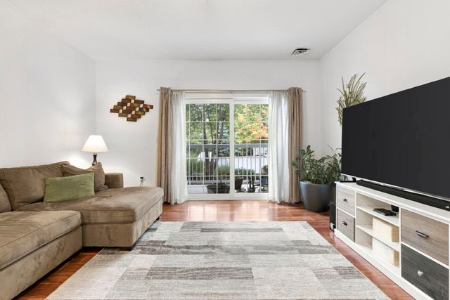 36 Augustus Ct 1002, Reading, MA 01867