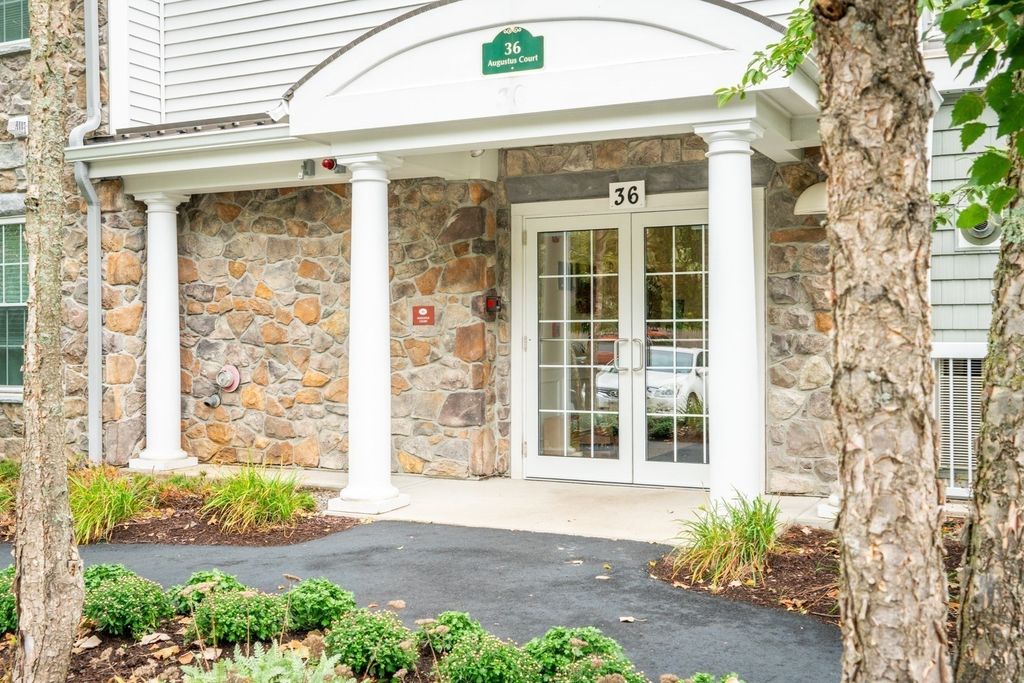 36 Augustus Ct 1002, Reading, MA 01867