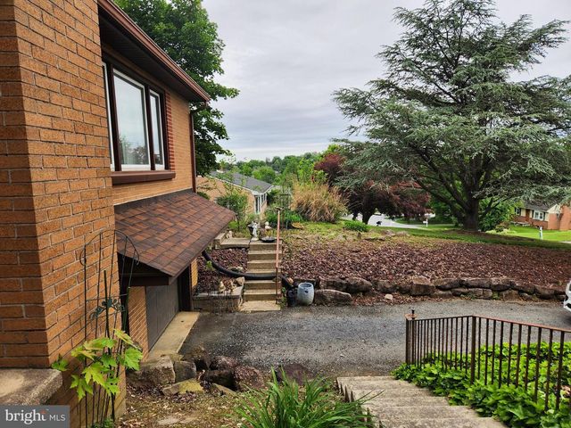 156 HOSTETTER LN, Lancaster, PA 17602
