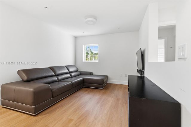 3135 NE 211 ST, Aventura, FL 33180