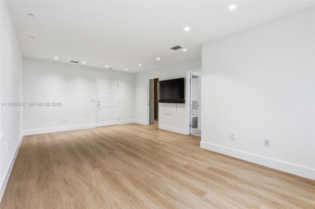 3135 NE 211 ST, Aventura, FL 33180